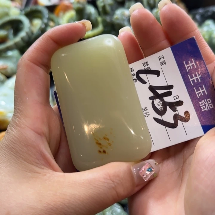 透闪石质玉未镶嵌挂件