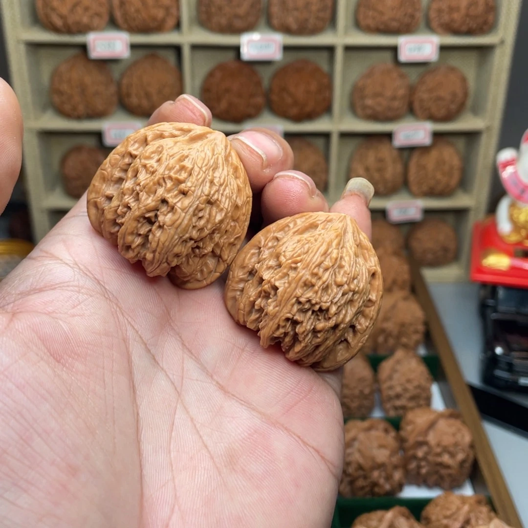 文玩核桃把件红宝石