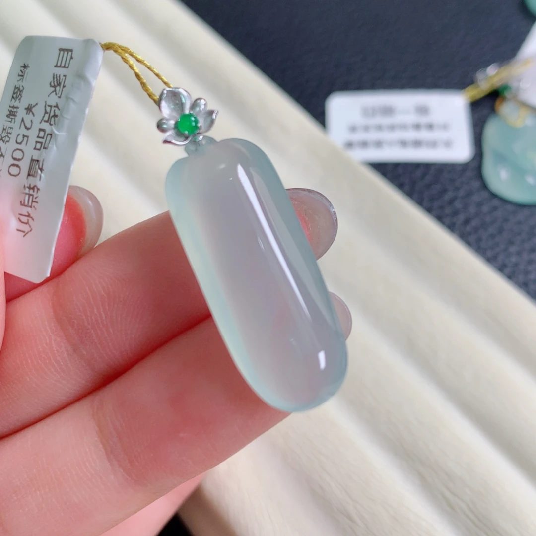 翡翠18K金镶嵌颈饰瓜