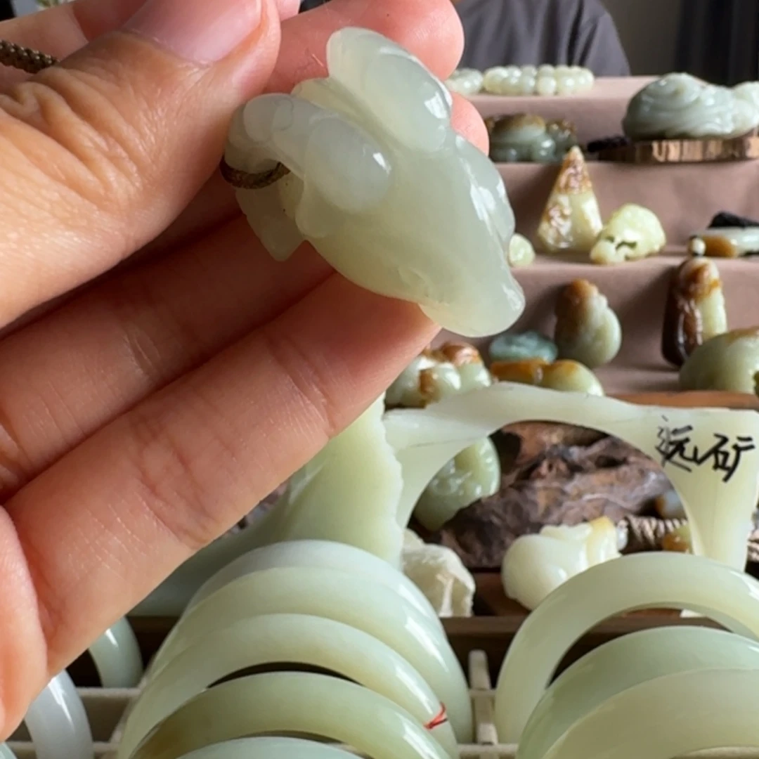 颈饰未镶嵌和田玉(糖玉)