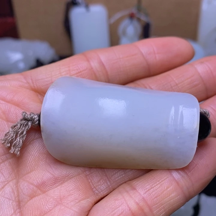 和田玉未镶嵌把件