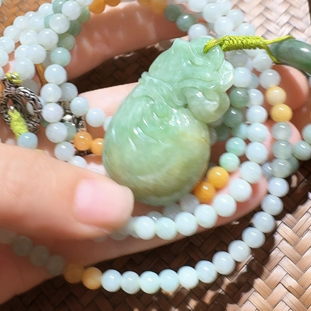 翡翠未镶嵌颈饰个性十足