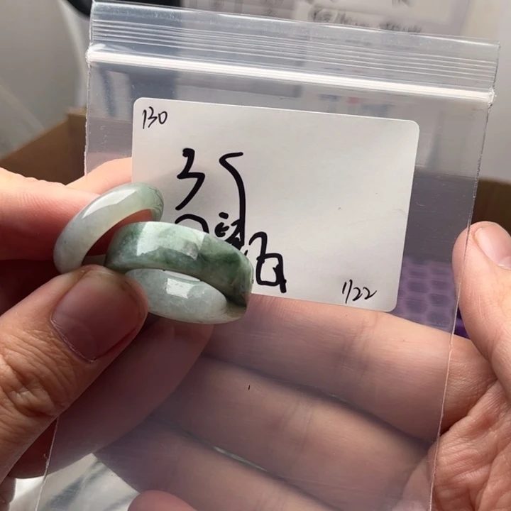 翡翠戒指未镶嵌?**?明天