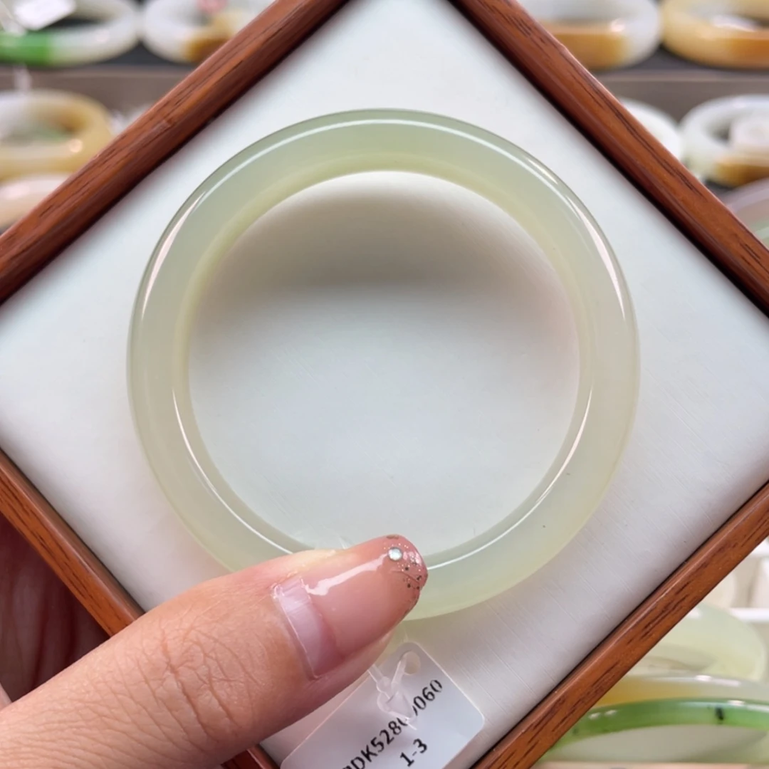 【闪购商品】和田玉手镯未镶嵌53