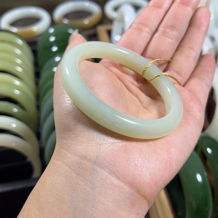 和田玉未镶嵌手镯