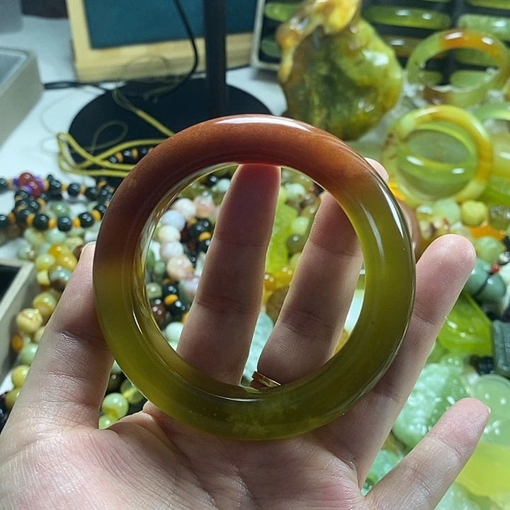 闲****蛇纹石玉未镶嵌颈饰