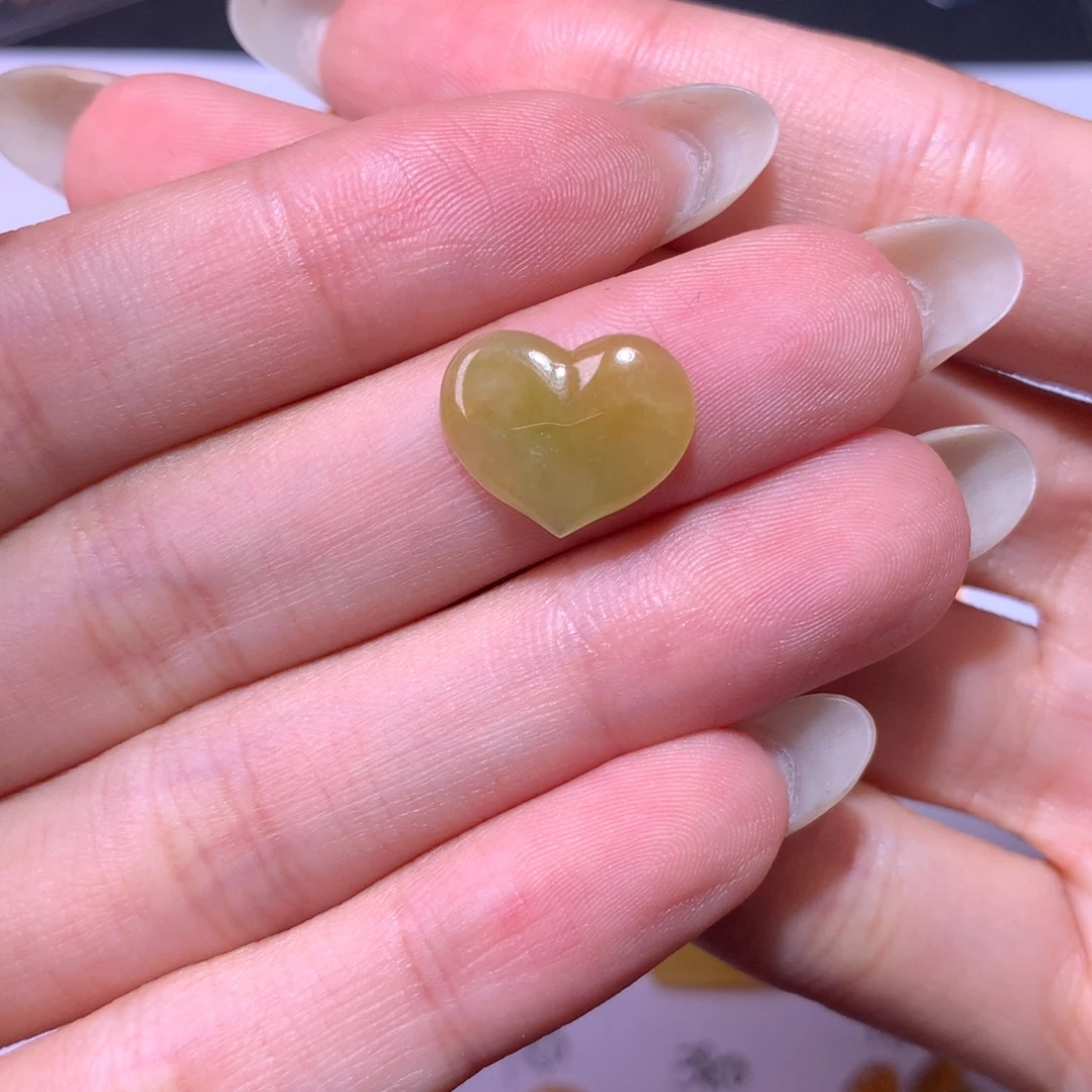 翡翠未镶嵌颈饰爱心