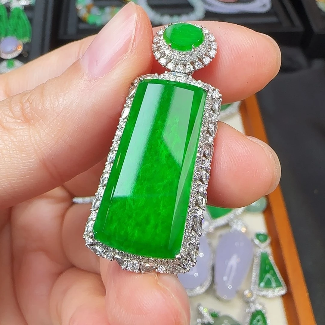 翡翠18K金镶嵌颈饰阳绿