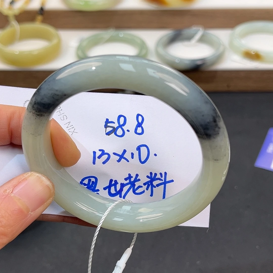 月***宫和田玉未镶嵌手镯