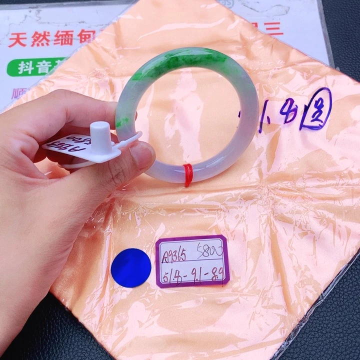翡翠手镯未镶嵌翡翠