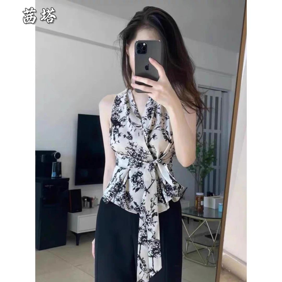 无袖挂脖碎花衬衫女2025新款设计感小众法式独特别致漂亮小上衣夏