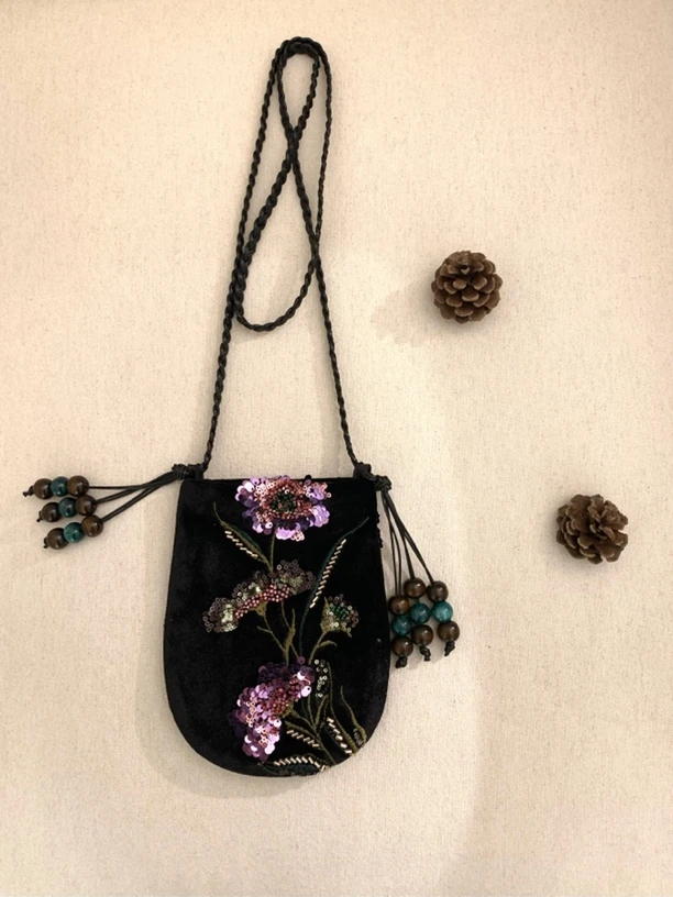 WEI YI FUN·海棠花系列丝绒钉珠斜挎包