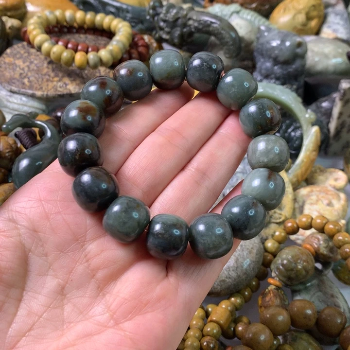 未镶嵌岫岩河磨玉（透闪石质玉）挂件