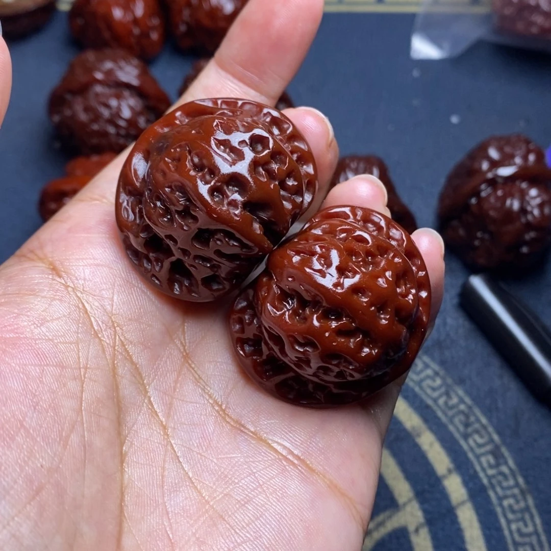 文玩核桃吊坠皇冠38 色差