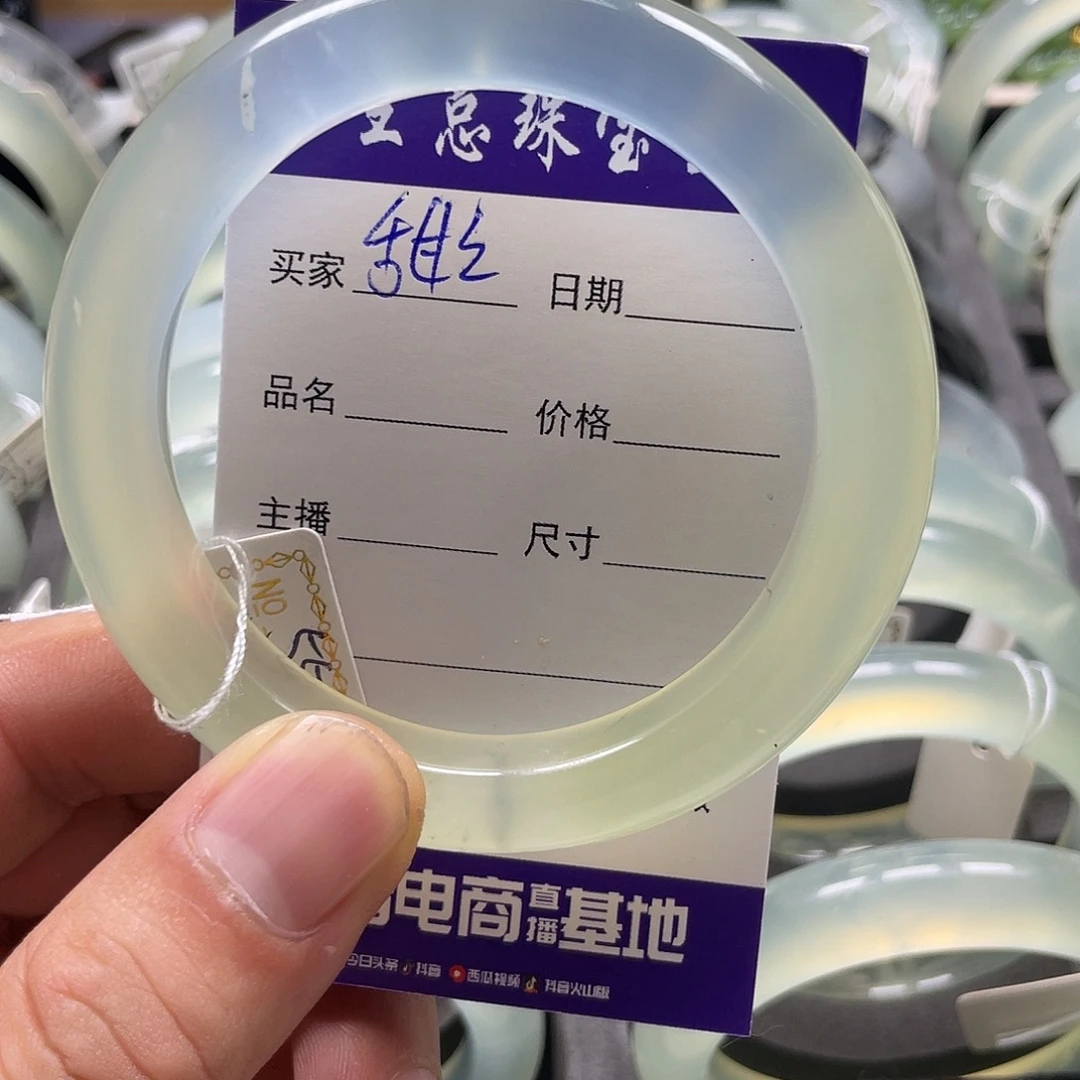 甜***米蛇纹石玉未镶嵌手镯