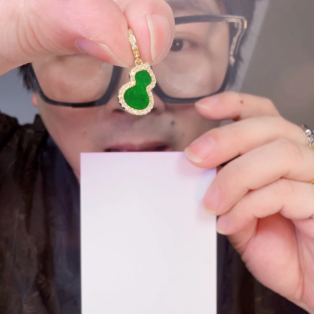 翡翠未镶嵌颈饰一件