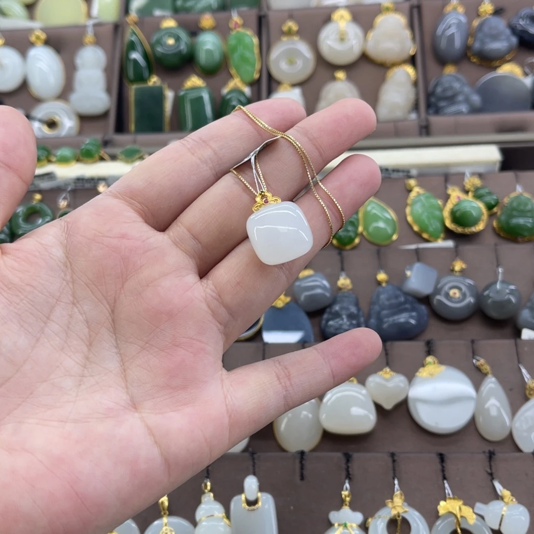 和田玉18K金镶嵌吊坠(赠链)