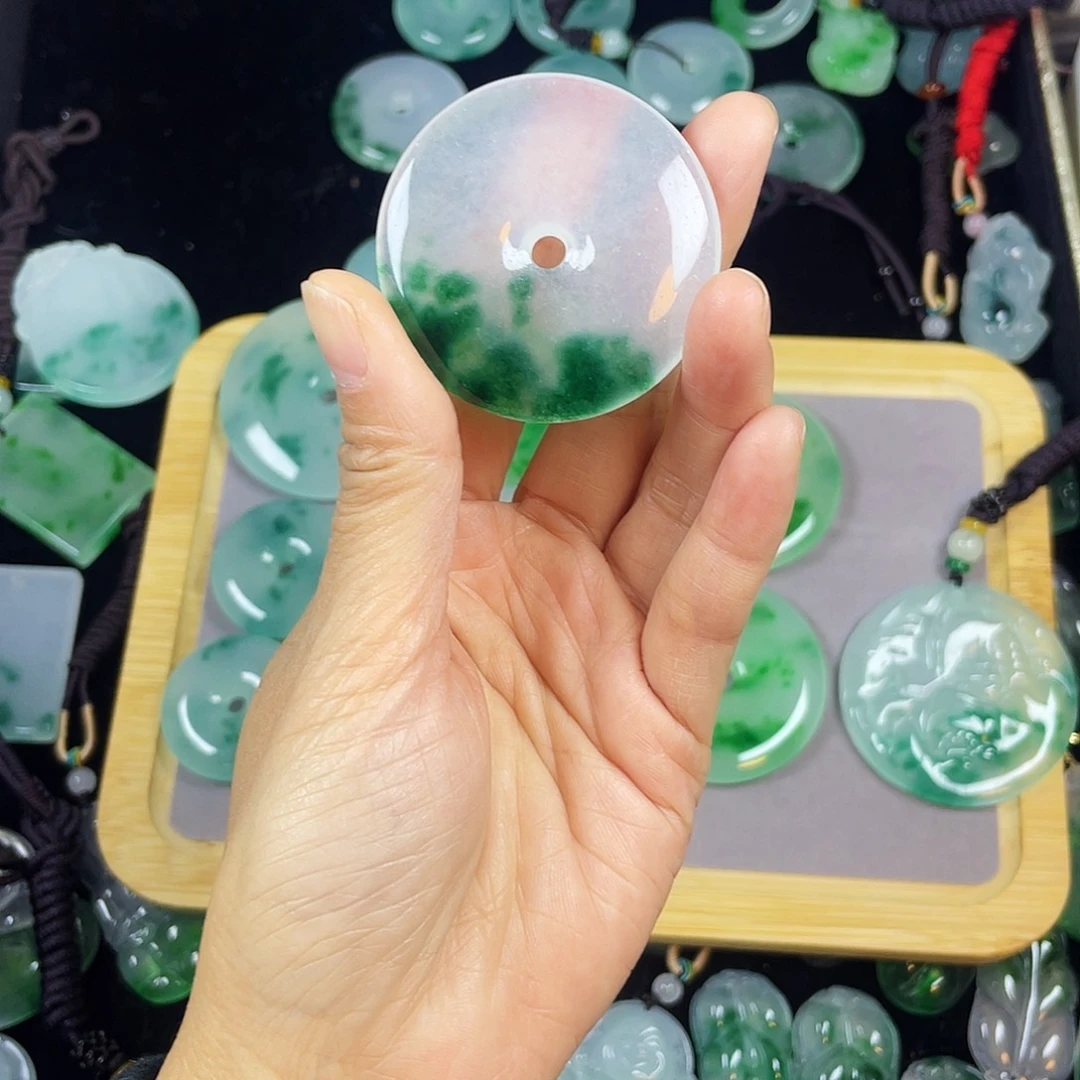 我***独翡翠未镶嵌颈饰吊坠