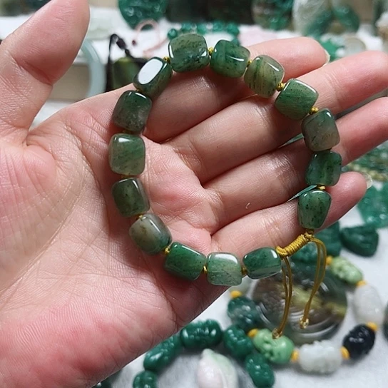天***天独山玉未镶嵌把件