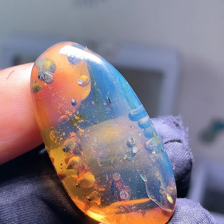 琥珀裸石未镶嵌？？