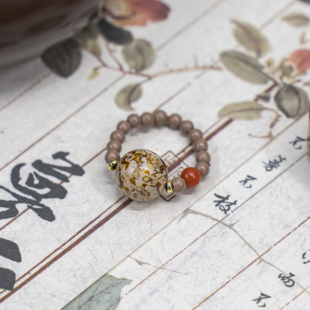 艺芬香馆-（A109）0.4白龙涎/大漆珠戒指【66】