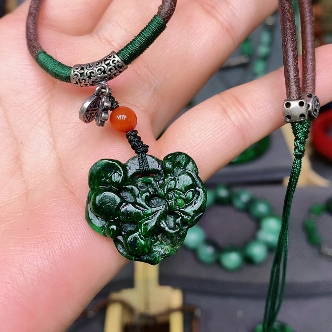 翡翠颈饰未镶嵌漂亮美眉