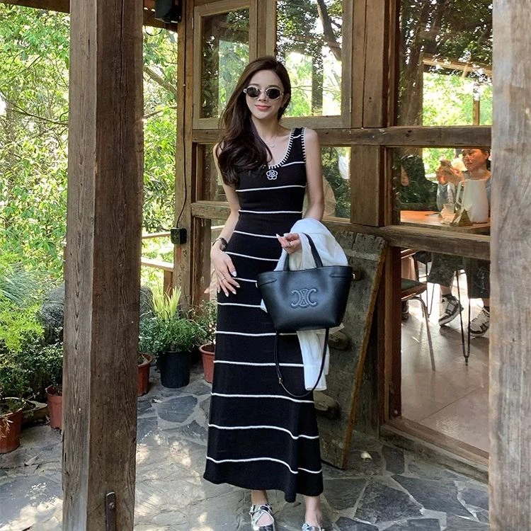 【假日小香】2025年夏季新款黑白条纹撞色钩花气质收腰连衣裙女