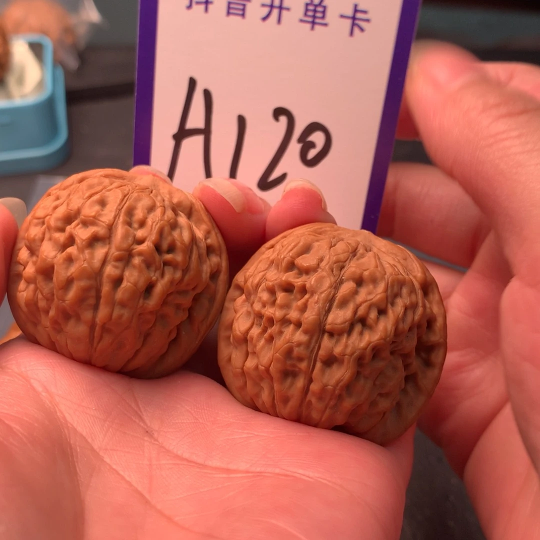 文玩核桃吊坠莲花