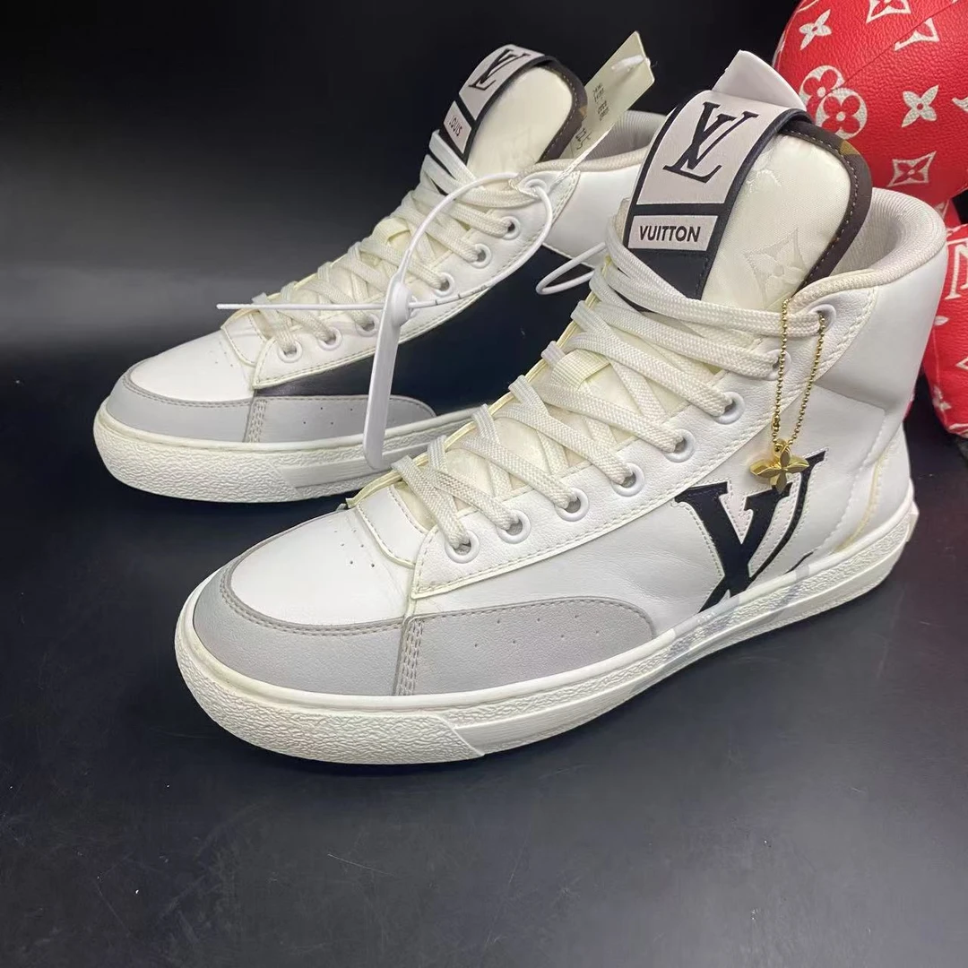 95新 LouisVuitton/路易威登 白灰徽标高帮错位板鞋38欧码kke225