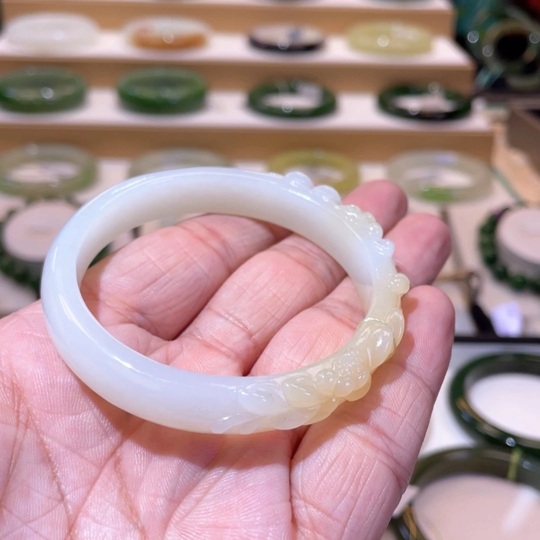 和田玉未镶嵌颈饰高品糖白雕花手镯54+