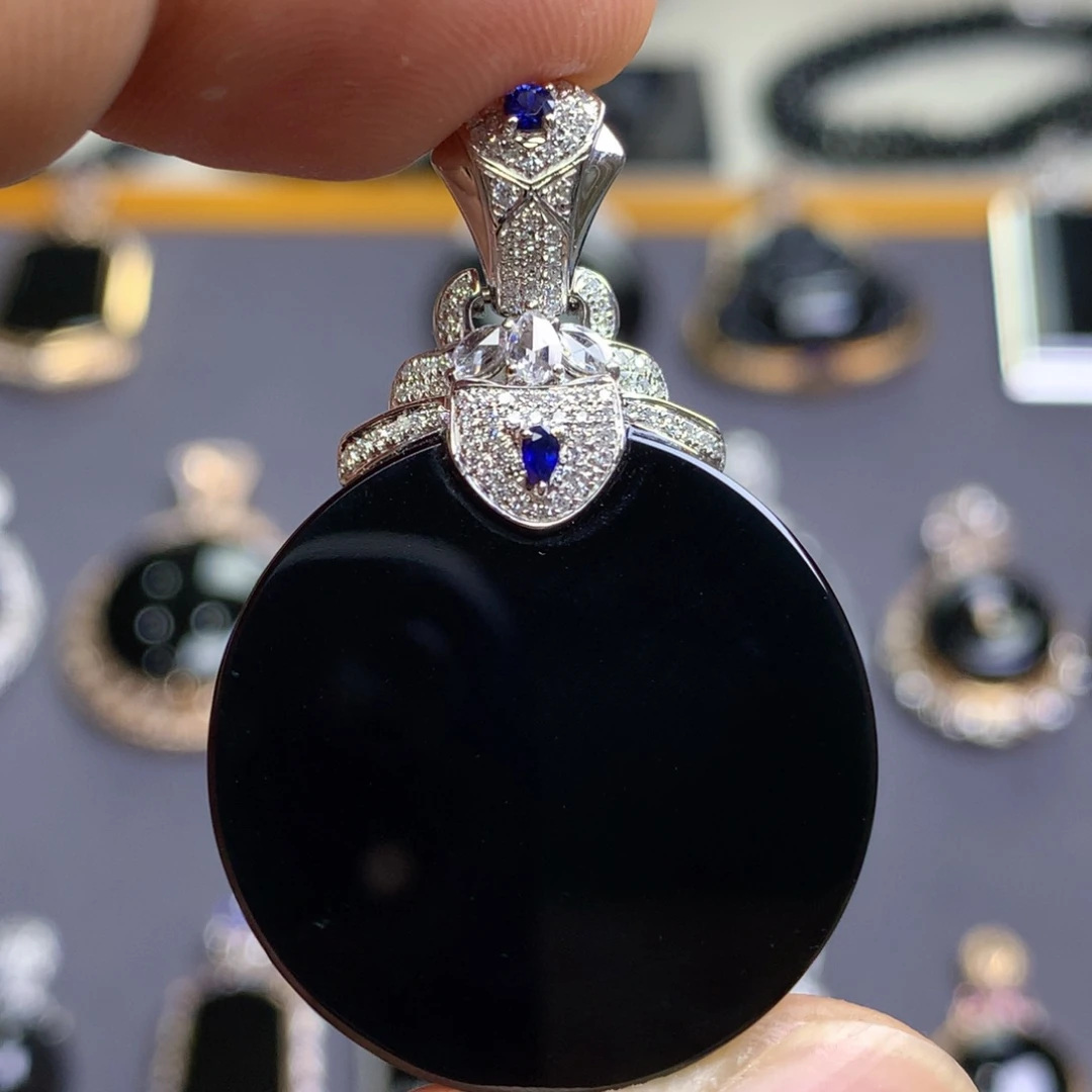 颈饰18K金镶嵌翡翠墨翠无事牌