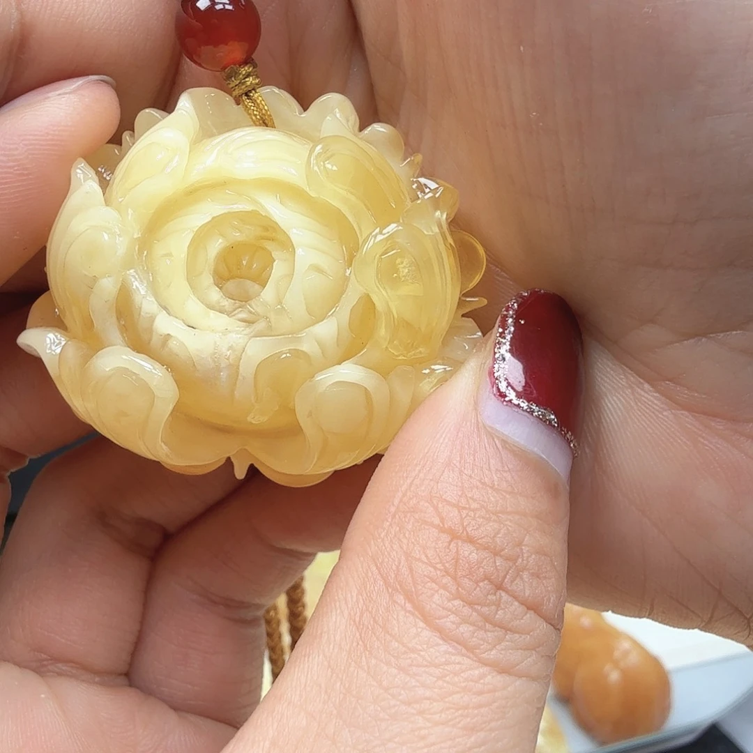 琥珀裸石未镶嵌……