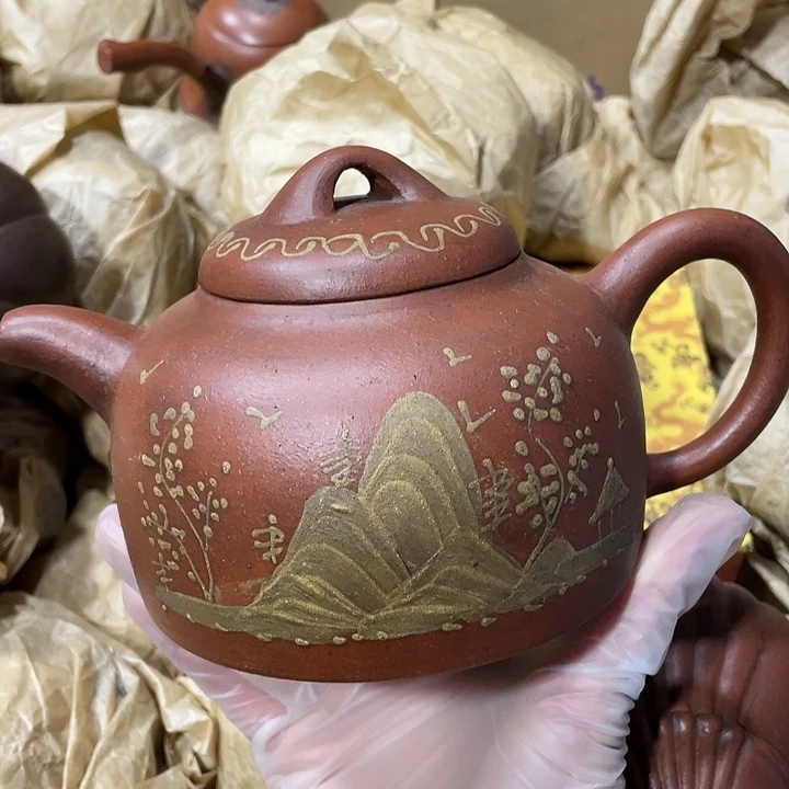 茶壶紫砂原矿泥料手工制作的一把紫砂壶。