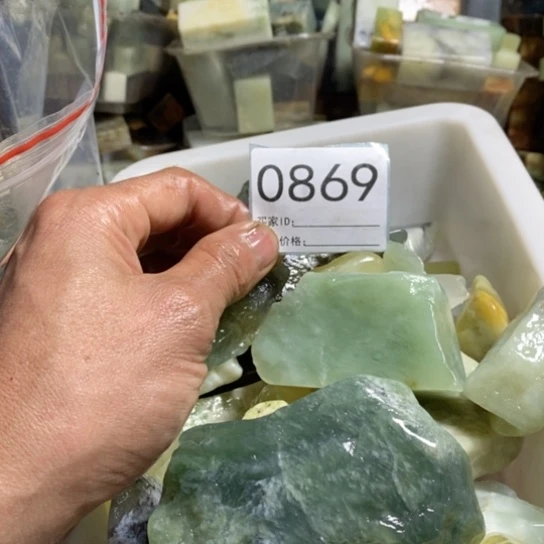 【闪购商品】未镶嵌蛇纹石玉珠宝玉器小**?