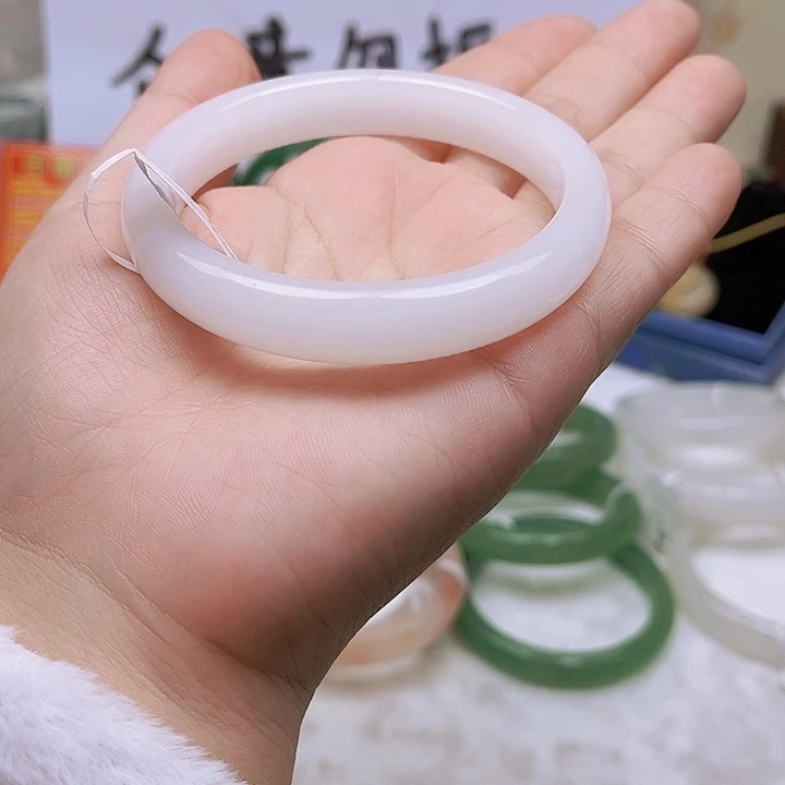 未镶嵌手镯石英质玉白色