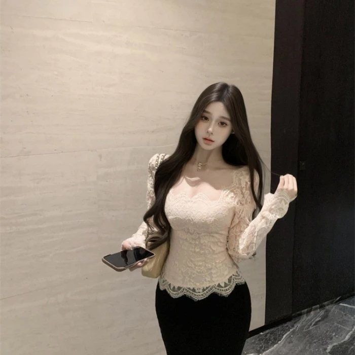 蕾丝拼接方领长袖T恤女秋季修身显瘦打底衫辣妹微透短款内搭上衣