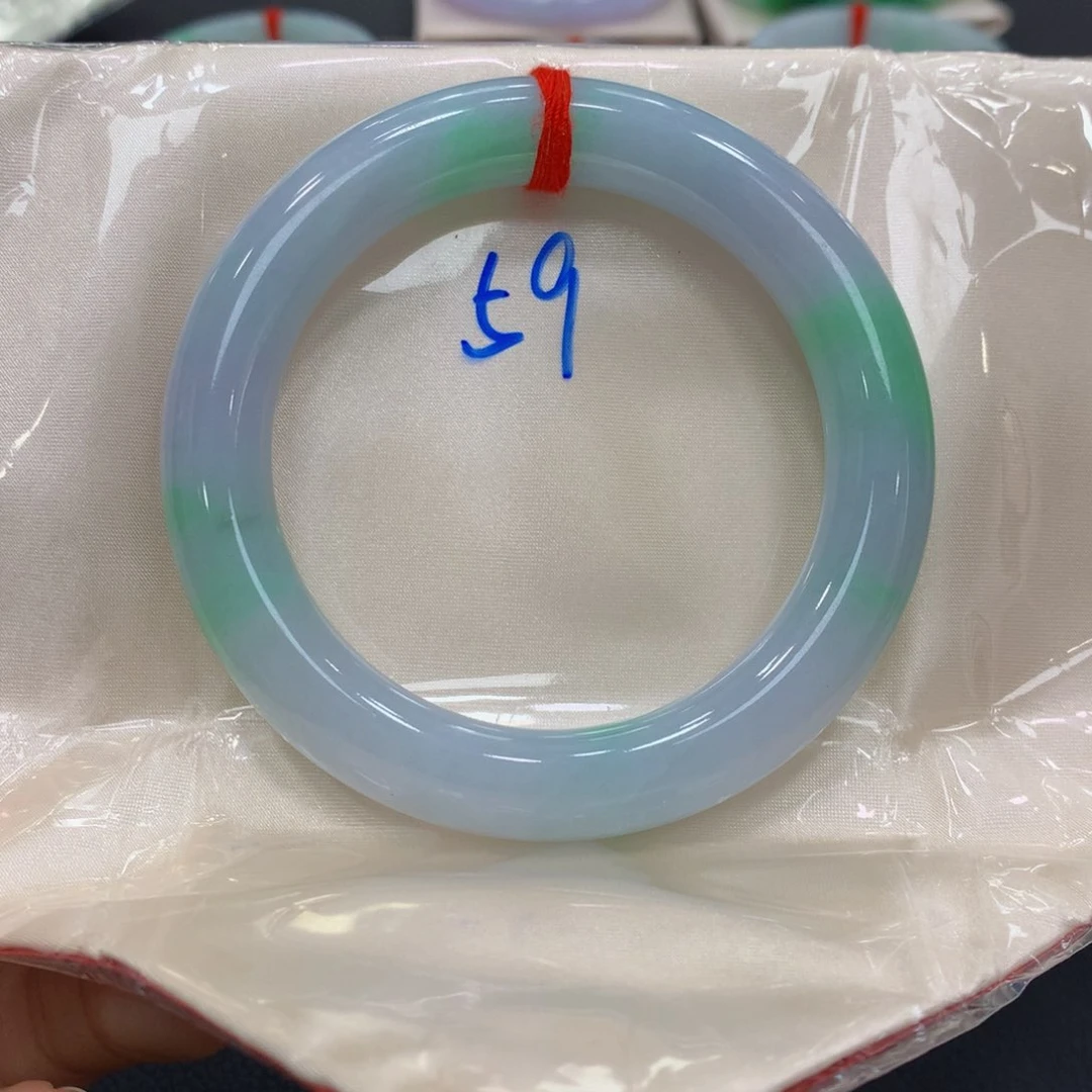 翡翠手镯未镶嵌翡翠