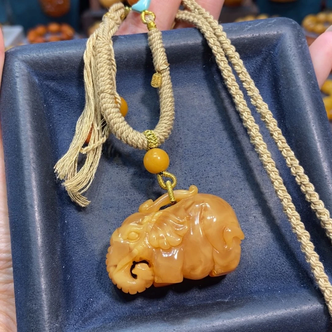 琥珀未镶嵌颈饰蜜蜡