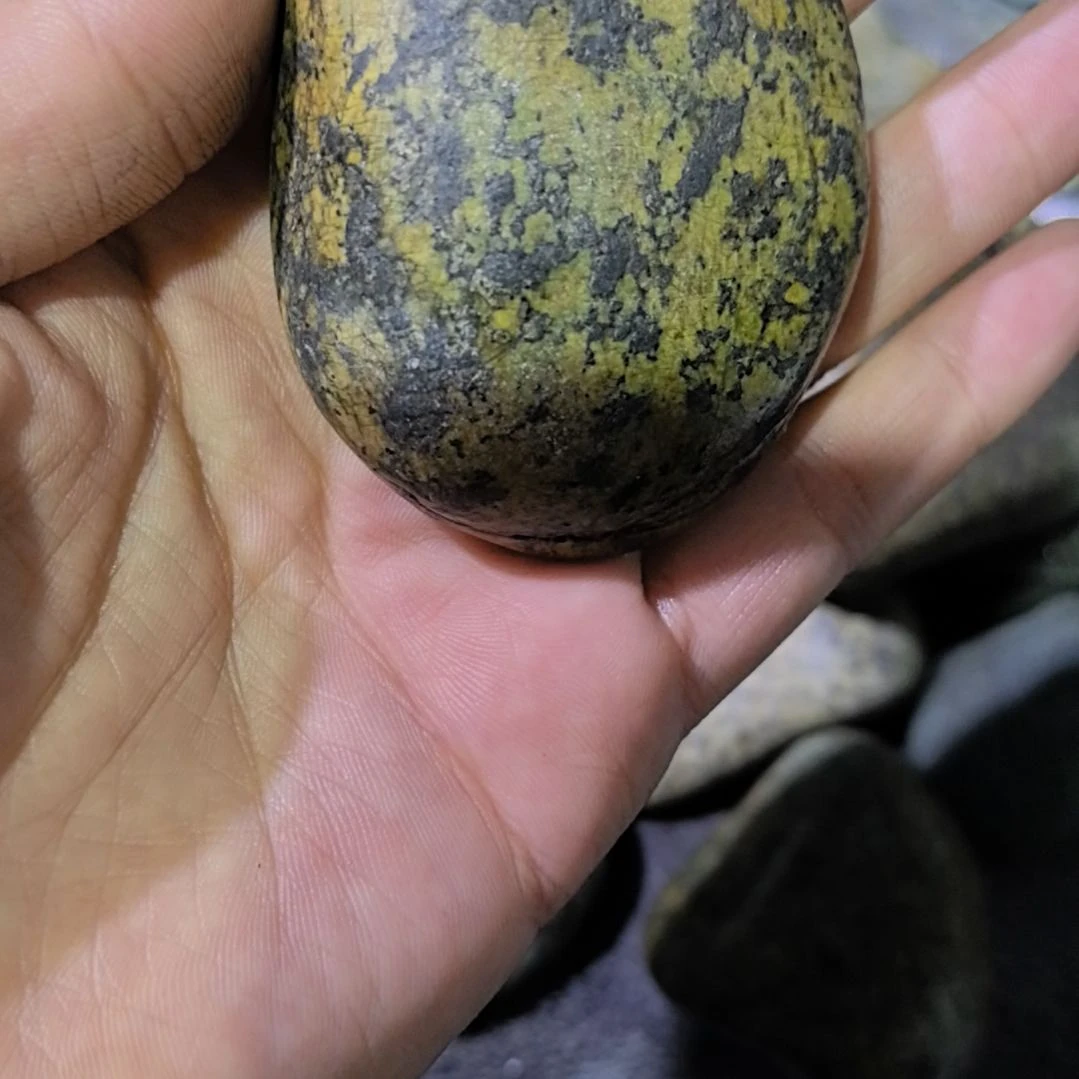 柔***.有机玻璃藏玉药王石原石手把件一个