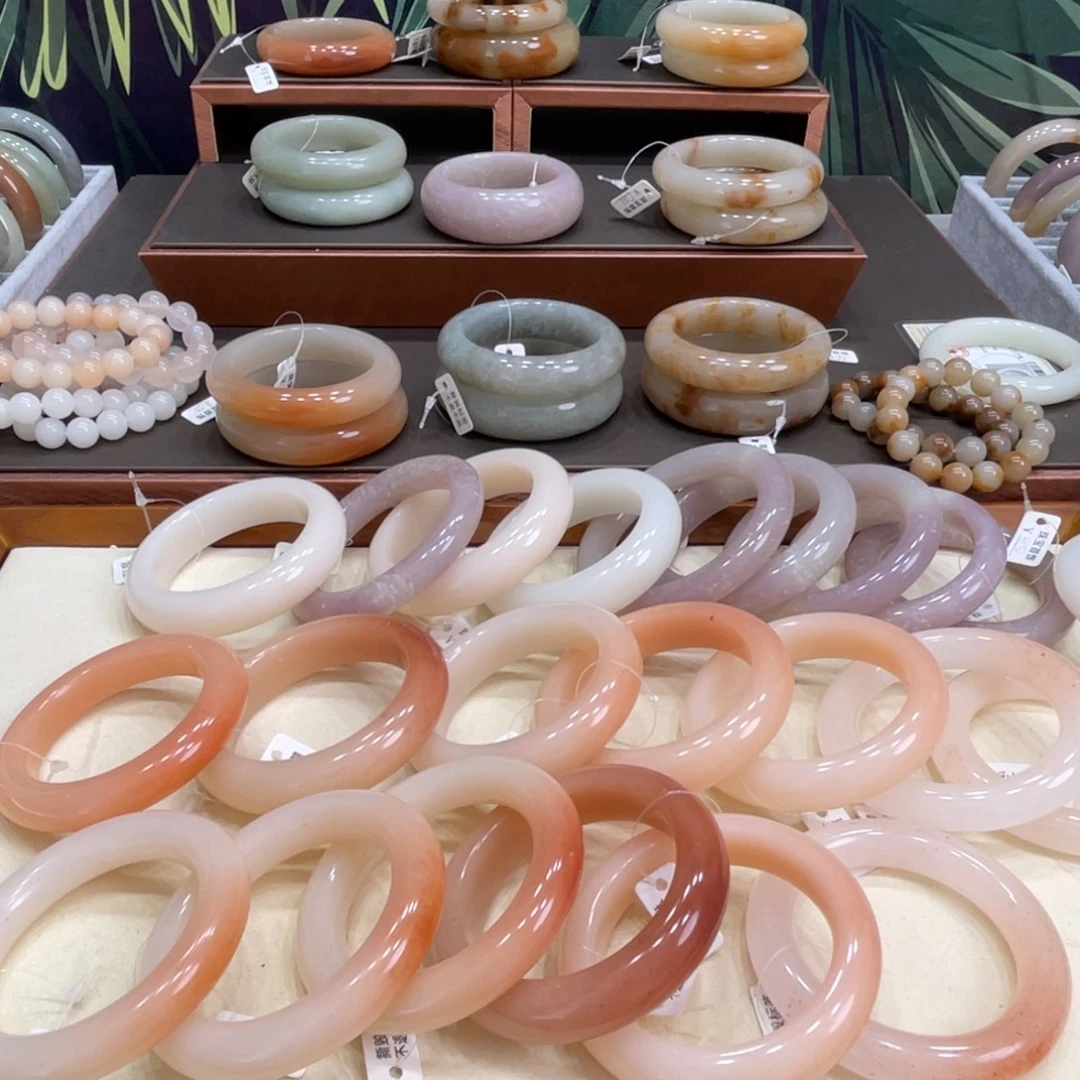 ****石英岩玉未镶嵌手镯