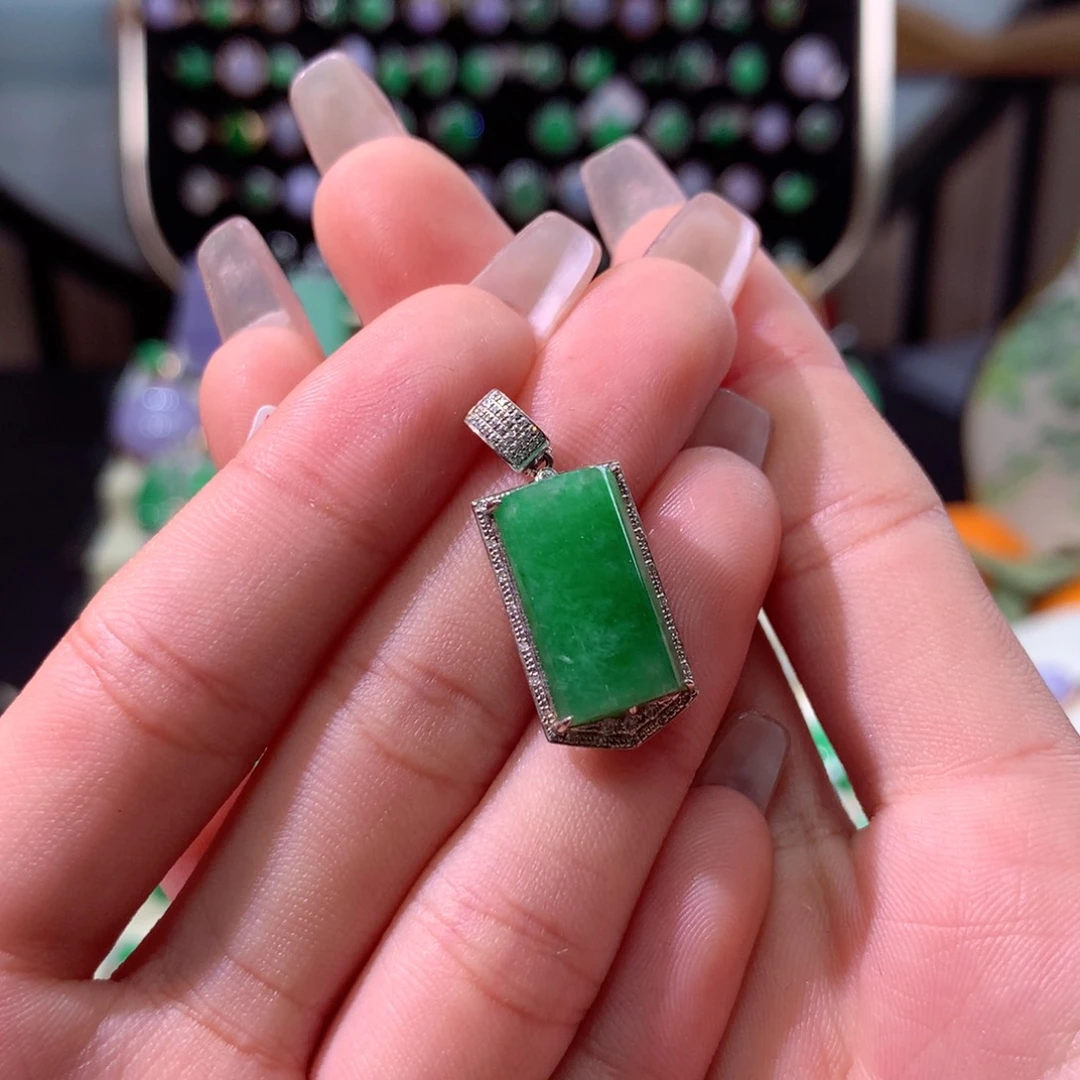 翡翠颈饰18K金镶嵌翡翠