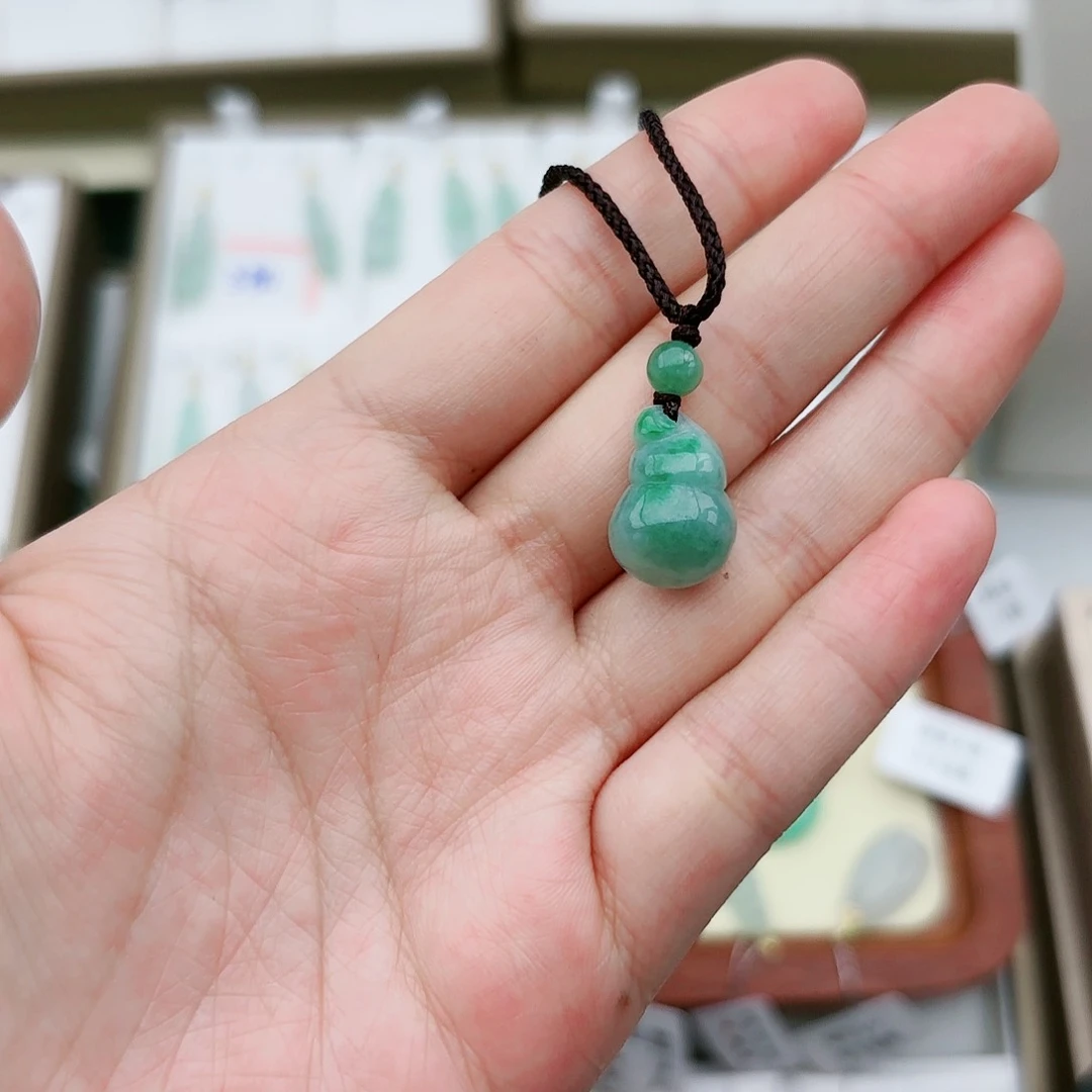 翡翠颈饰未镶嵌葫芦