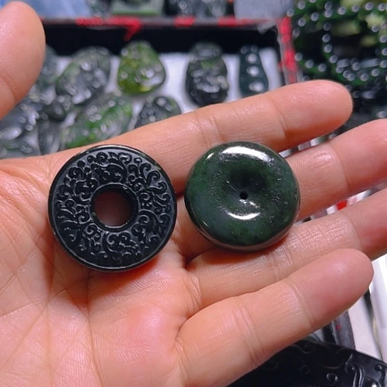 蛇纹石玉未镶嵌颈饰心*