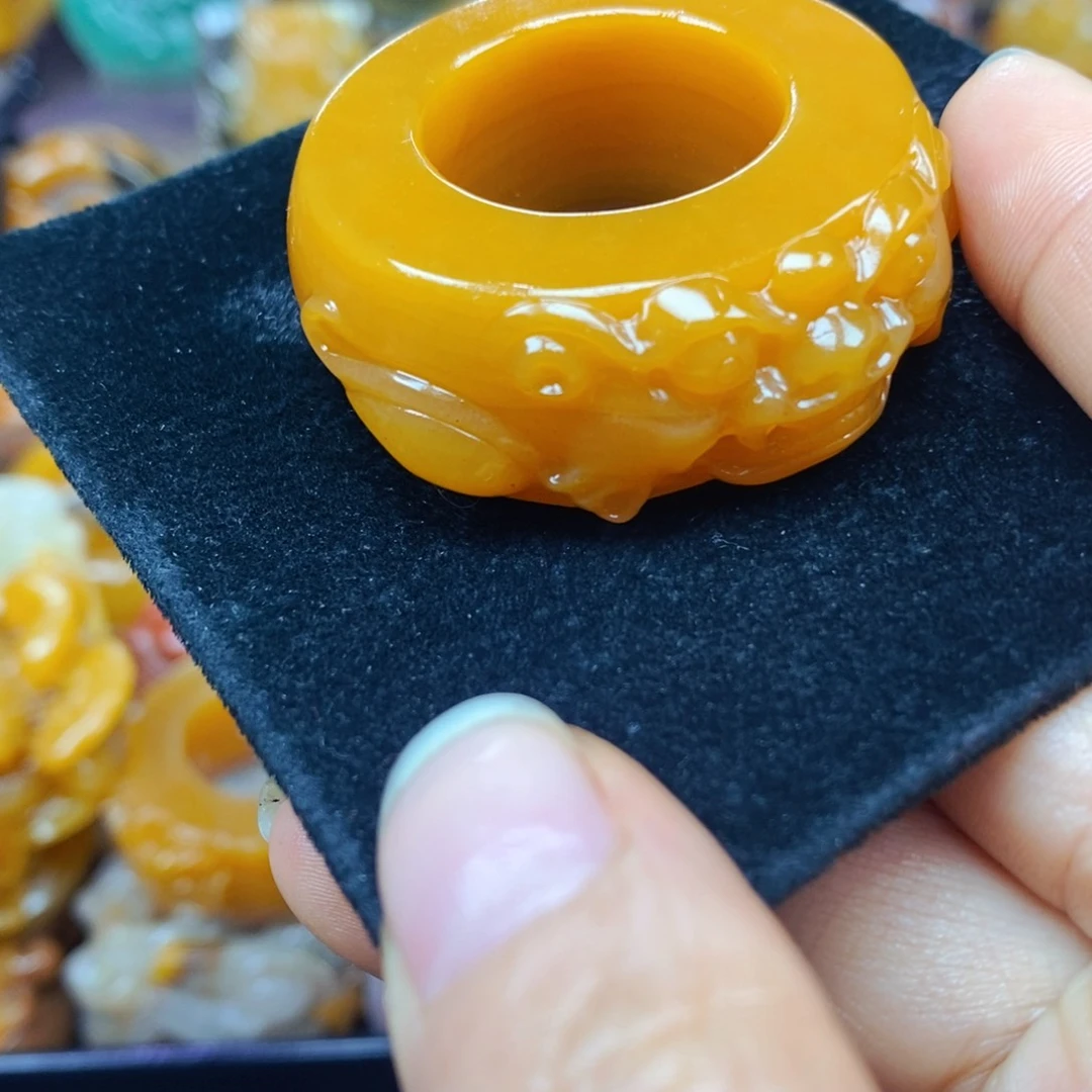 未镶嵌石英质玉（黄龙玉）颈饰