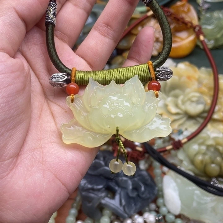 蛇纹石玉吊坠合金