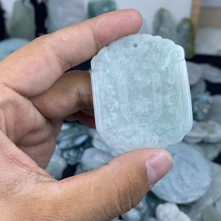 翡翠未镶嵌颈饰如意牌