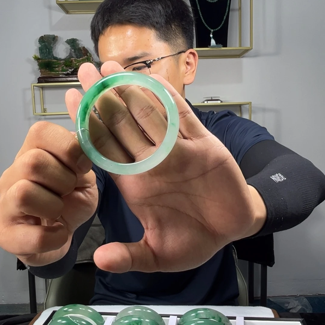 石英质玉（非洲翠）手镯未镶嵌会****）