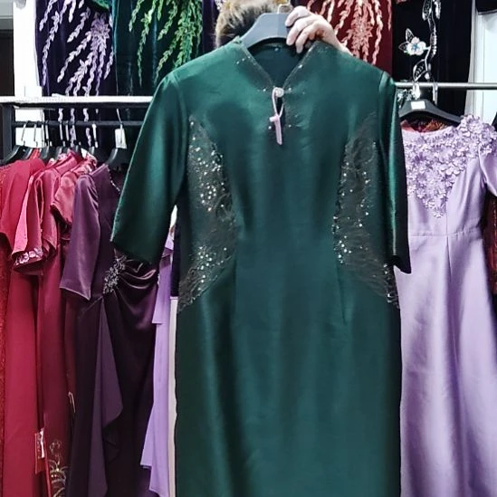 墨绿色重工中长后开叉旗袍4xl140斤以内5xl150斤以内