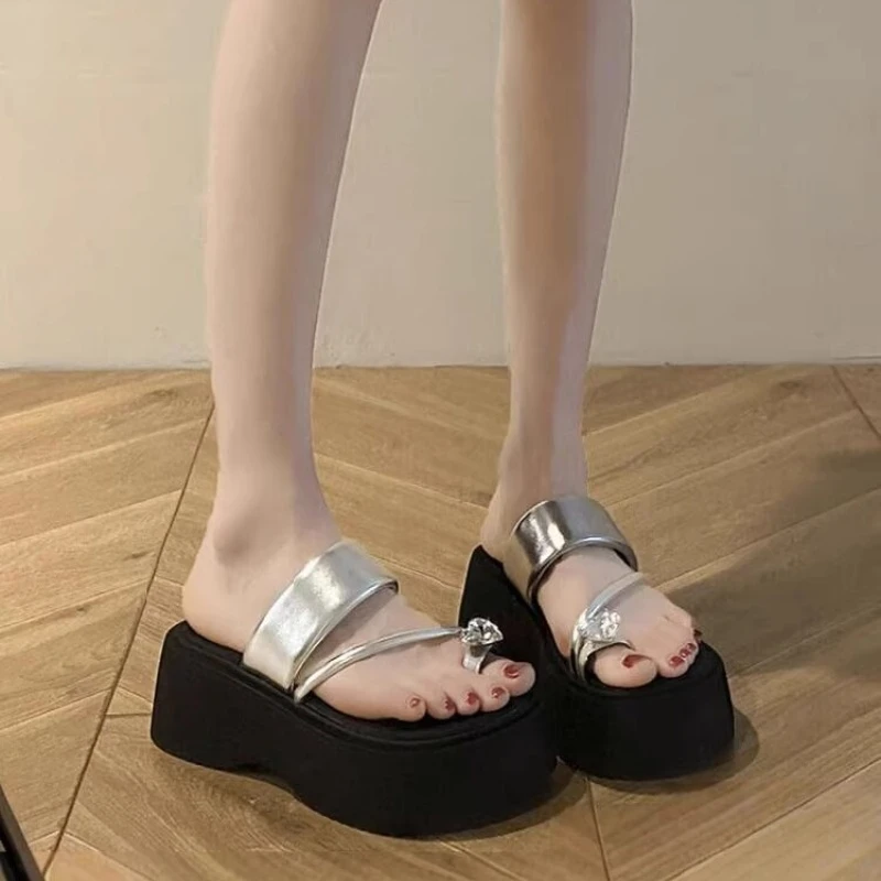 江心白银色水钻套趾拖鞋女夏季外穿2025新款小个子增高厚底沙滩鞋