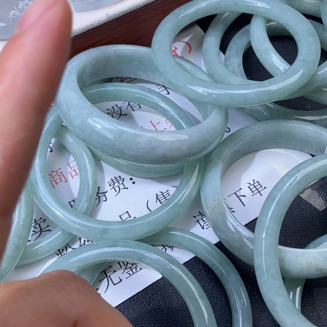 翡翠未镶嵌颈饰多样性发其一